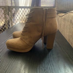 Womens Beige ankle boots, size 7.5